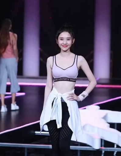 唐艺昕腰身比爆火网络，张若昀夫妇的时尚之旅