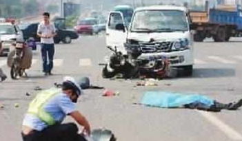 父母车祸轻微伤 女儿跪谢爱车护主：命运的奇迹与人间温情