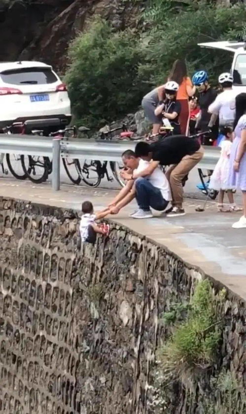 带娃拍照踩爆水管，10吨水流淌的背后真相