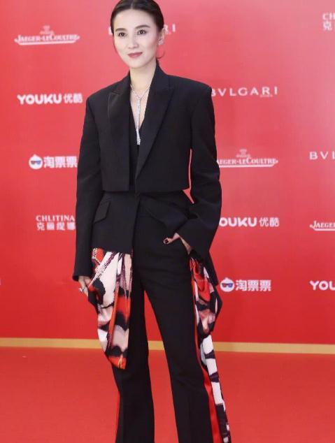 宋佳红毯造型解析：西装领带配长裙的时尚态度