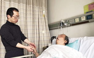 奶奶沉迷手机到凌晨，近视飙升至2300度！孙女无奈吐槽：爷爷更离谱