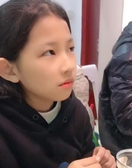 震惊！余承恩爆料姐姐与男友家中的亲密一幕