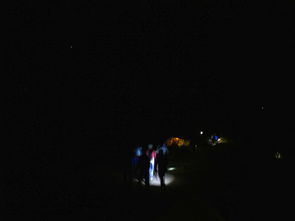 繁花团的火山探险：凌晨两点的奇妙旅程