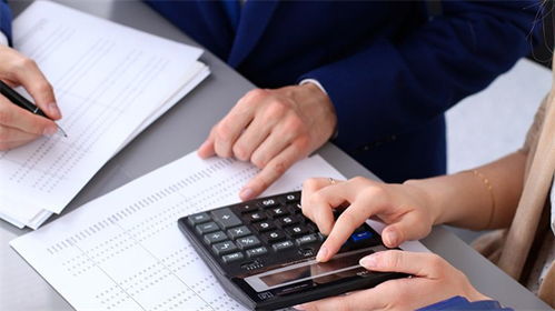 如何评估一家公司的财务状况和盈利能力？