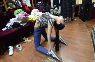 艺考女生腿长1.3米，却因手碰不到脚而困扰：大长腿背后的秘密