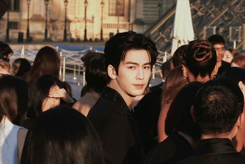 张凌赫工作室背后的故事：那个“自己人”到底是谁？