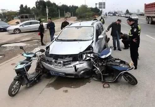 女子被追尾第二天发现5根肋骨骨折：一场意外带来的痛与思