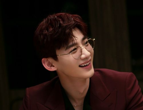 白敬亭红到脖子的真相：一场误解还是深思熟虑的行为？