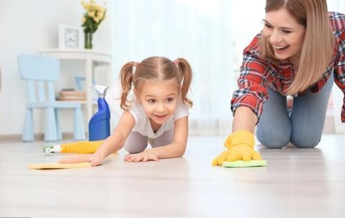 4岁小暖男边做家务边吐槽：孩子的成长从分担开始