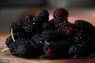 沉香泡酒的正确方法与配方：适合泡酒的白酒选择与泡制技巧