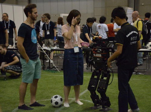 人形机器人爆改体育生：科技与运动的完美融合