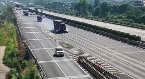 货车变道撞小车并推行近百米，目击者还原惊魂一刻
