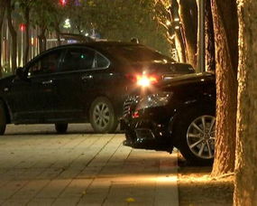 人行道被石墩和车辆占据，市民出行难题如何破解？