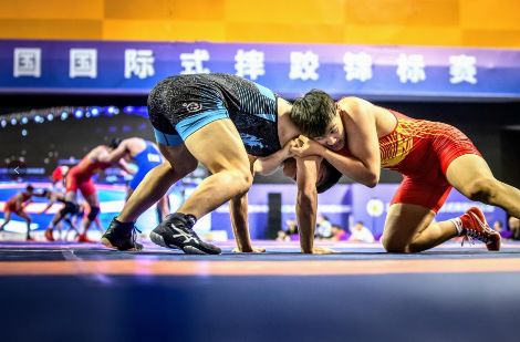 男生后空翻式跳高燃爆全场，他的背后故事令人动容