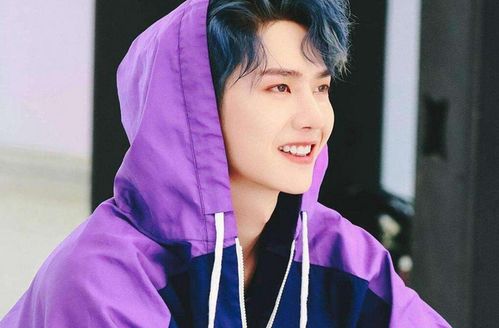 王一博的琥珀洁颜感官体验：一场视觉与触觉的双重盛宴