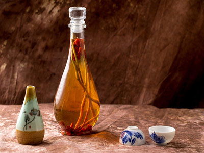 如何用红花泡酒，揭开药酒的神秘面纱，调理养生的正确方法