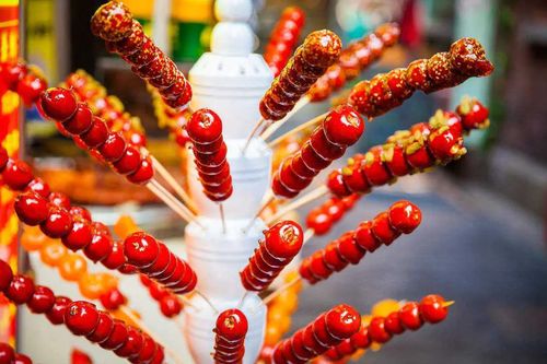 男子散光眼将糖葫芦摊认成棺材起灵：一场啼笑皆非的误会