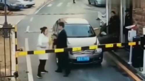 女子吐车上拒付洗车费事件：嚣张态度引热议