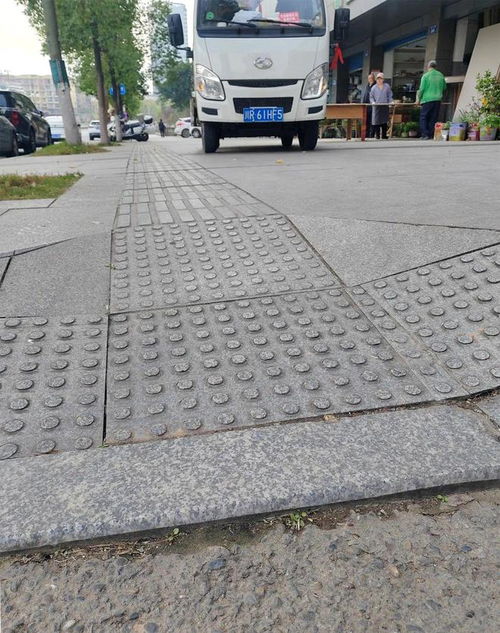东莞人行道上的石墩“迷局”：方便还是添堵？