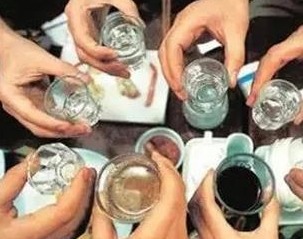 酒吧员工醉酒下班坠亡：家属获赔42万背后的法律与人性