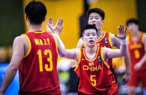 17岁2米26女篮新星赛前压篮板热身，张子宇的天赋与努力成就传奇