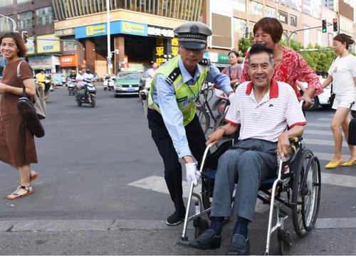 轮椅上的温暖：那些被忽视的角落