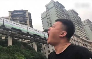重庆轻轨穿楼奇观：游客排队“吞”列车的魔幻体验