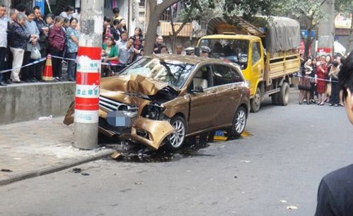 惊魂一刻：女子误踩油门撞入医院，致1死1伤的悲剧背后