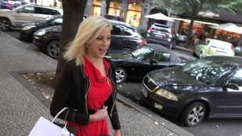 街头搭讪的极限挑战：小伙用钞能力开启尺度游戏