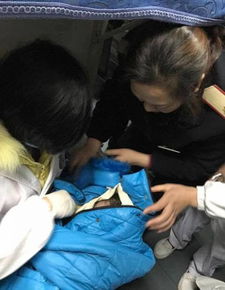 孕妇火车上紧急分娩，众人齐心协力创造生命奇迹