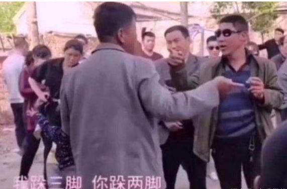 大衣哥的无奈：有人敲门，他选择爬梯翻墙去儿子家