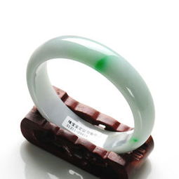 玉镯情缘：一段关于传承与守护的故事