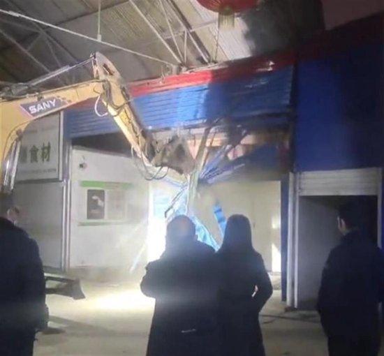 商户招牌夜间被拆，官方回应来了！背后真相令人深思