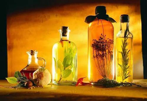 神曲药酒的黄金泡制秘笈：清香型小曲白酒+药材的完美搭配