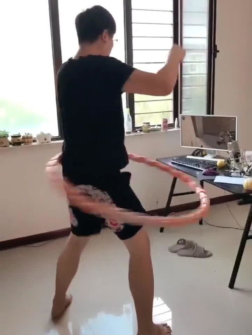 老婆转呼啦圈，老公背后偷笑恶搞接住，生活中的小乐趣