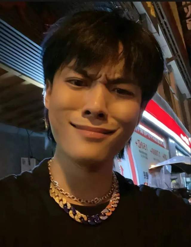 疯狂小杨哥戴头套复出？公司回应：背后真相令人深思