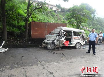 清晨的悲剧：一面包车与货车相撞，背后是那些为生活奔波的人们