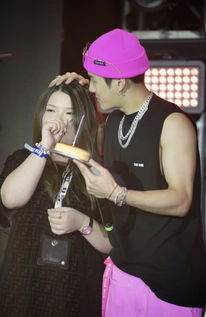 粉丝在王嘉尔怀里被摸头杀：一场偶像与粉丝的亲密互动