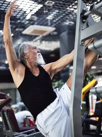 88岁王德顺再创奇迹：在德国演绎“活雕塑”艺术