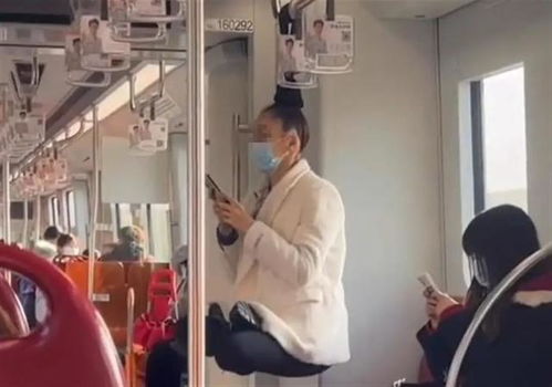 上海地铁上的“躺平”事件：女子补觉睡过10站，背后的故事令人深思