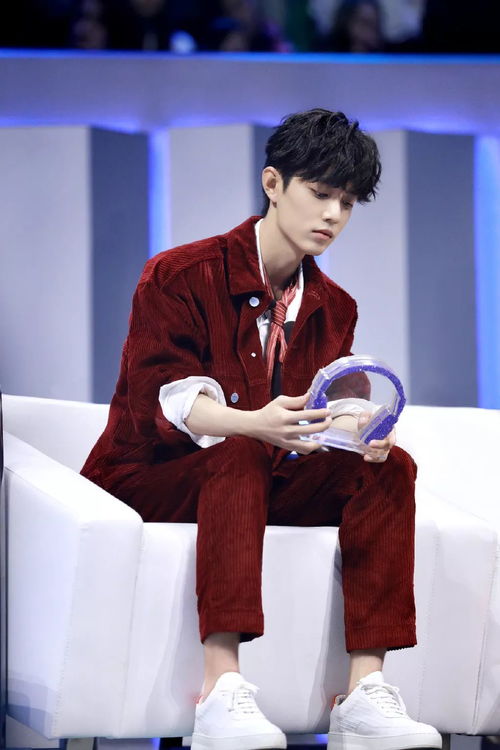 肖战酒红色套装造型：优雅与时尚的完美结合