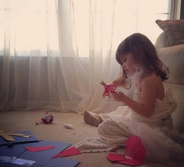 女孩将纸片卷成尖形塞入胸部：背后的故事与警示