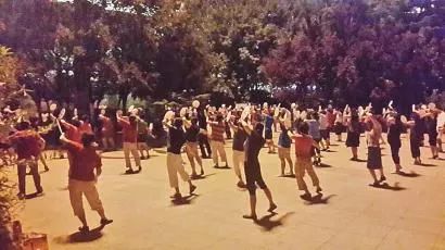 大姨们的慢节奏广场舞：乡村文化的新时尚