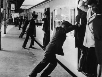 泡沫破灭后的日本：普通人如何应对生活的巨变