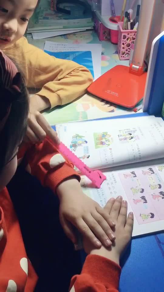 爸爸教姐姐背诗，妹妹却意外抢镜：家庭教育的另一种可能