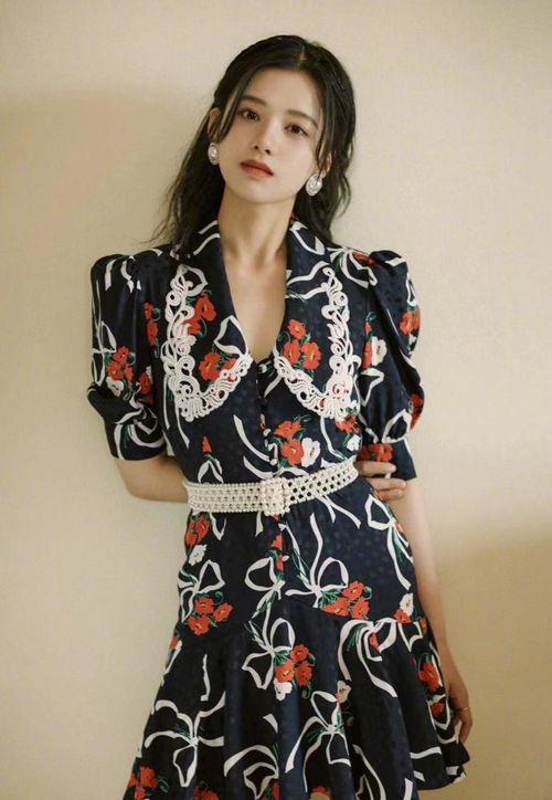 张婧仪的首次时装周之旅：从青涩到自信，一场关于成长的故事