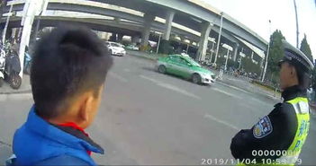 小男孩放学被爸爸抱住后大哭：爱与教育的深刻反思