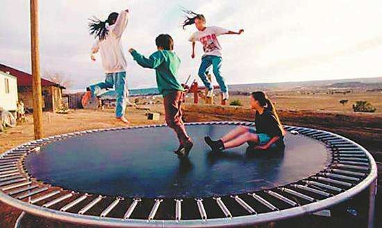 孩子玩蹦床，爸爸在旁边使坏？真相让人哭笑不得