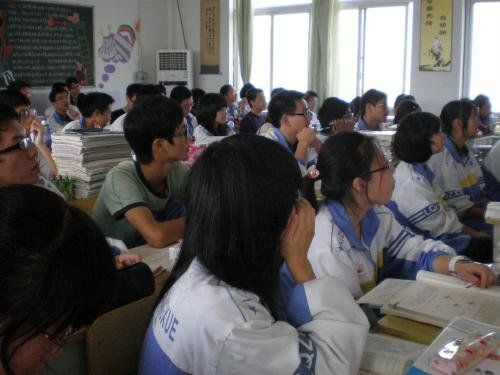 四川一中学让学生轮流打扫全校，校方称是劳动教育，你怎么看？