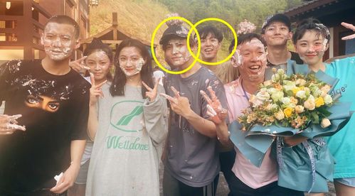 关晓彤新片杀青站C位，清新短发造型惊艳全场！